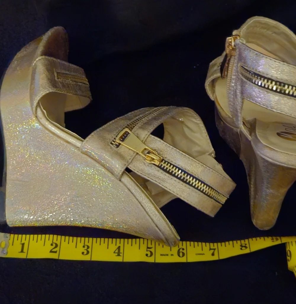 Machi Glittery Gold Platform Wedge Sandals w/Zipper Accents - Size 7